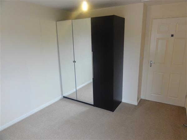 1 Bedroom House To Rent image 4
